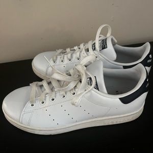 Preowned Adidas Stan Smith women’s size 6. No box. Current condition displayed